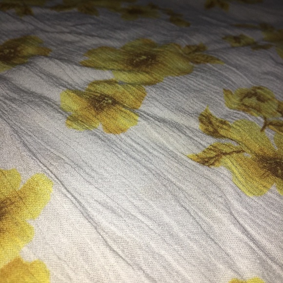 SOLD 💕 Flowy Open Shoulder Crop Top - Picture 6 of 8